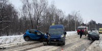 В Липецке в тройном ДТП с Рено, Пежо и Фордом пострадали 2 человека - Знамя Октября